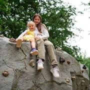 Großer-Kletterfelsen-Kind-gelb_mit-großer-Schwester_Juli_Sommer_Osterbergsee-(c)-Stadt-Bad-Gandersheim.jpg