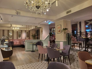 Innenraum Café de Paris.jpg