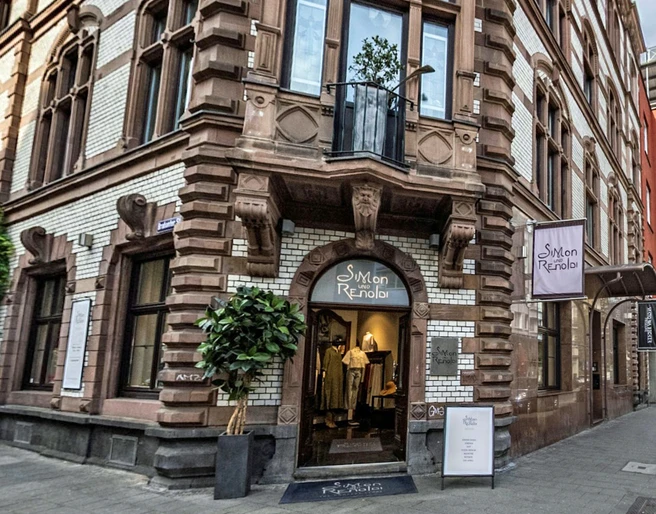 Simon und Renoldi  Eingang zum Modegeschäft Simon & Renoldi im Belgischen Viertel von Köln.Entrance to the Simon & Renoldi fashion store in the Belgian Quarter of Cologne.