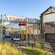 Schauspiel Ehemalige Industriehalle in Köln, jetzt das Schauspiel Köln, mit markanten Stahlträgern und Backsteinfassade.Former industrial hall in Cologne, now the Schauspiel Köln, with striking steel girders and brick façade.