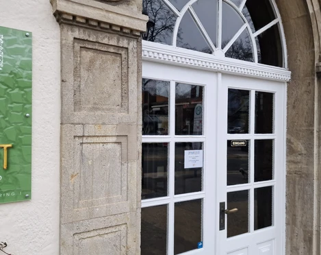 Eingang zum Cafe Bistro Jost