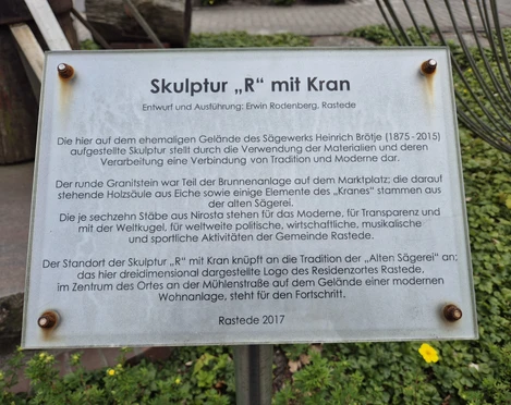 Ansicht Beschreibungstafel Info-Tafel über die Skulptur "R" mit Kran von Erwin Roderberg in Rastede, 2017.