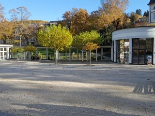Weinbrunnenplatz und Weinbrunnen Herbst.jpg