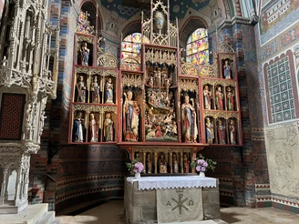 Stiftskirche Bücken Hochaltar der Stiftskirche Bücken mit kunstvollen figürlichen Schnitzereien und farbenfrohen Glasfenstern.