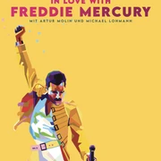 Bildschirmfoto 2025-05-22 um 12.29.01.png Buntes Plakat eines Theaterstücks über Freddie Mercury. Der Künstler posiert mit erhobenem Arm.