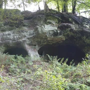 Großes Loch mit Teufelskammern