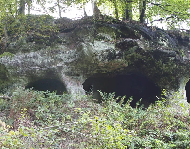 Großes Loch mit Teufelskammern