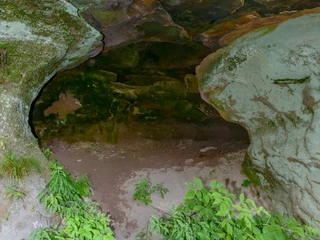 Großes Loch mit Teufelskammern