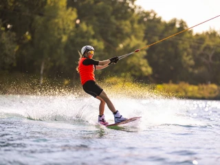 Wasserski_Wakeboard_2024_08_29_Schoening_NZ89831©Ferienzentrum Schloss Dankern.jpg