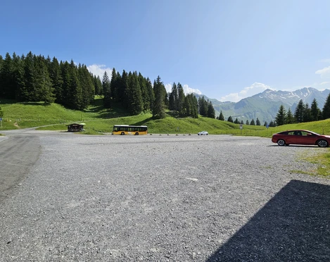 Parkplatz Glaubenbielen mit Postauto