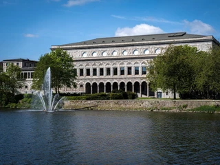 sommer-stadthalle-muelheim-ruhr.jpg Blick über die Ruhr auf die Stadthalle Mülheim im Sommer