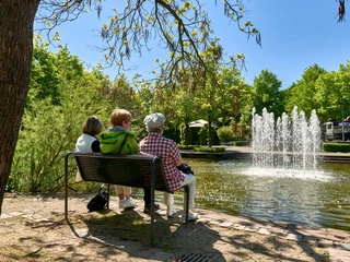 seniorinnen-bank-sommer-garten-stadthalle-muelheim.jpg Seniorinnen auf einer Bank im Sommer im Stadthallengarten