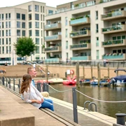 Stadthafen, Mülheim an der Ruhr Zwei junge Erwachsene sitzen im Sommer auf den Treppen am Mülheimer Stadthafen