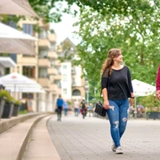 Ruhrpromenade, Mülheim an der Ruhr Junge Erwachsene im Sommer an der Mülheimer Ruhrpromenade