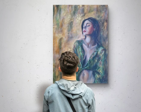 Kunst-Ausstellung Gohrisch Yvonne Brueckner Ein Besucher betrachtet ein farbenfrohes Porträt einer Frau in grüner Kleidung in einer Galerie.
