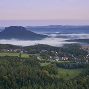 Gohrisch Panoramablick auf Gohrisch im Morgenlicht mit nebelverhüllten Tälern und bewaldeter Landschaft.