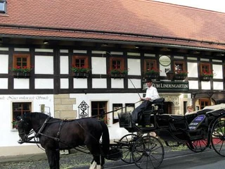 Hotel mit Kutsche