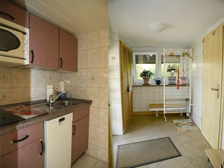 Küche (links) und Vorraum (rechts)