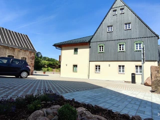 Haus mit Parkplätzen