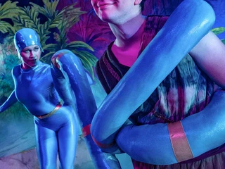 Ein Schauspieler in einem bunten Outfit wird von einer blauen Schlange um die Schultern eingewickelt.