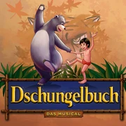 Dschungelbuch - das Musical_Plakat (c) Theater Liberi.jpg Illustration von Balu dem Bären und Mogli, die fröhlich tanzen. Im Hintergrund ist ein mystischer, gedämpfter Dschungel und das Gesicht von Tiger Shir Khan. Der Titel "Dschungelbuch - Das Musical" steht in goldener Schrift darunter.