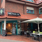 Konrads.jpg Das Cafe "Konrads" bietet gemütliche Sitzgelegenheiten für draußen und drinne. Neben Kaffee mit Kuchen werden auch verschiedene Eissorten und richtige Mahlzeiten angeboten.