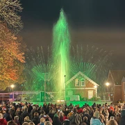 Flames of Water 2024 Besucher bestaunen die Wasserlichtershow auf dem Marktplatz