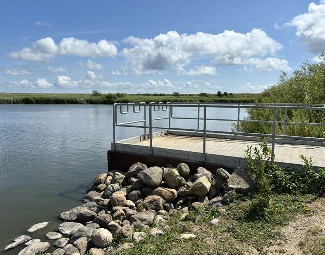 barrierefreier Angelsteg mit Blick aufs Katrevel