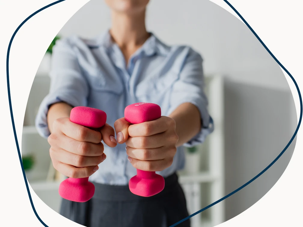 Veranstaltungen 2025 I Office Fit Vortrag.png Frau mit zwei kleinen Hanteln