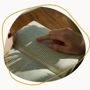 Lesung Rimkus (1).png Geöffnetes Buch mit Zwei Händen