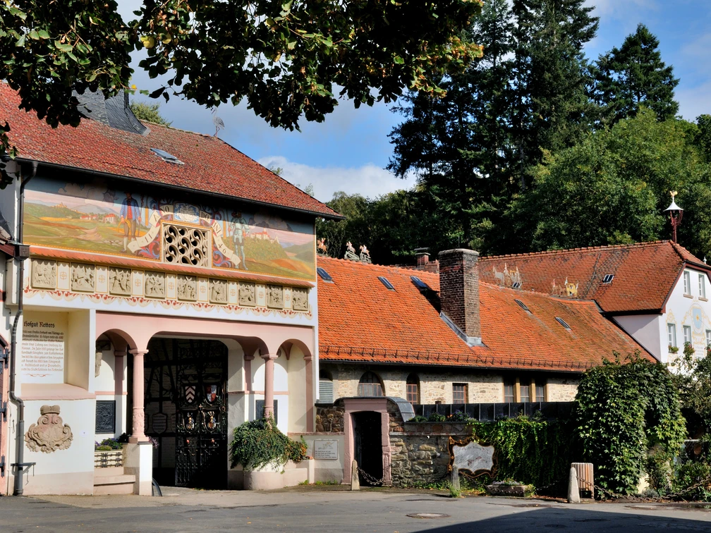 Ansicht des Hofguts Wie blicken auf den schön verzierten Torbogen des Hofguts Rettershof