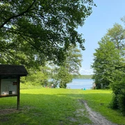 Badestelle Himmelswiese.jpg Liegewiese mit Blick auf die Badestelle