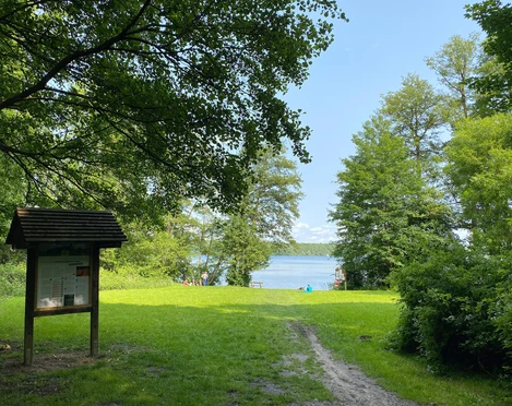 Badestelle Himmelswiese.jpg Liegewiese mit Blick auf die Badestelle