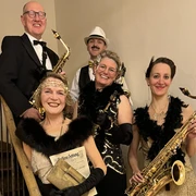 Schöne Welt 2023_Pressefoto2.jpg Mademoisell Julie und das Wunderhorn Quartett mit Instrumenten