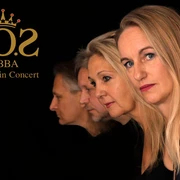251025_SOS _ABBA.jpg Vier Personen in einer Reihe porträtiert, seitlich zur Kamera, auf schwarzem Hintergrund.