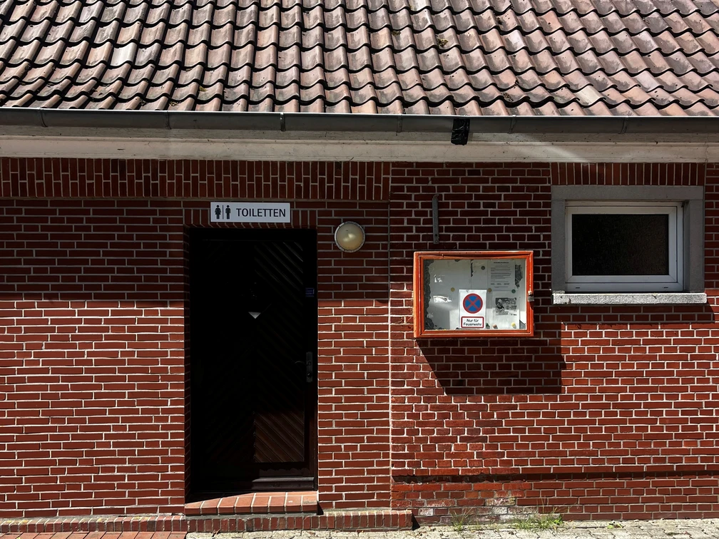 Öffentliches WC in Pilsum im Kindergarten