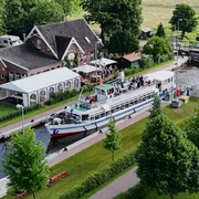 MS Stadt Aurich in der Schleuse Kukelorum am Ems-Jade-Kanal MS Stadt Aurich in der Schleuse Kukelorum am Ems-Jade-Kanal