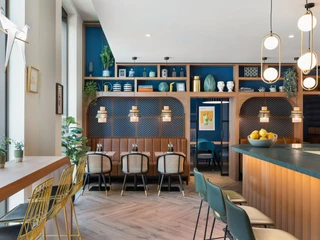 Koko Café & Bar - Cafés in Leipzig Barbereich mit vielen Sitzgelegenheiten an der Theke des Koko Café & Bar im Stay Kooook Leipzig in der Gottschedstraße