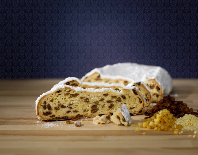stollen-geschnitten-zutaten-c-schutzverband-dresdner-stollen-e-v-katharina-grottker.jpg