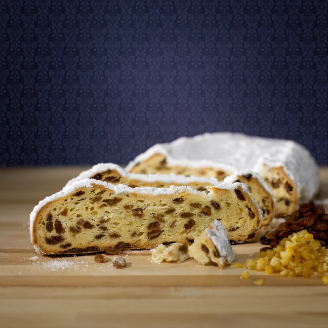 stollen-geschnitten-zutaten-c-schutzverband-dresdner-stollen-e-v-katharina-grottker.jpg