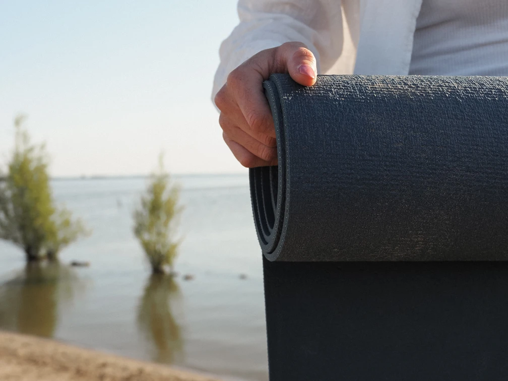 TheWaveStudio_Lembruch_Yoga_am_Strand_mit Matte.jpeg