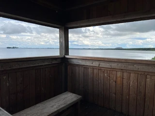 Beobachtungsturm Winzlarer Turm Ausblick vom Winzlarer Turm über den Steinhuder Meer, eingerahmt von Holzstrukturen des Turms.