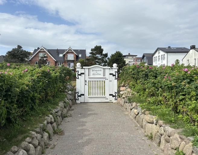 Eingang zum Friedhof der Heimatlosen in Westerland
