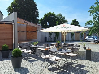 Sitzgruppe und Biergarten im Innenhof des Hotels