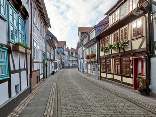 WF-Krumme-Strasse-Fachwerkgasse.jpg Fachwerkgasse. Häuser meist weiß mit braunen oder farbigen Balken, teils farbige Fensterrahmen und Türen