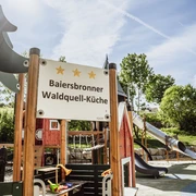Baiersbronner Waldquell-Küche als Matschküche auf dem Inklusionsspielplatz Baiersbronn