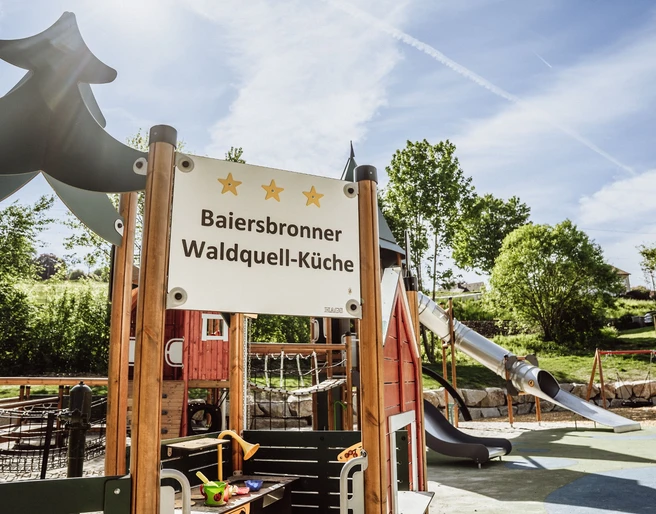 Baiersbronner Waldquell-Küche als Matschküche auf dem Inklusionsspielplatz Baiersbronn