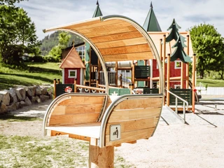 Wickeltisch mit Sichtschutz auf dem Inklusionsspielplatz Baiersbronn