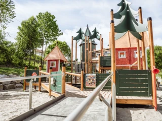 Klettergerüst auf dem Inklussionsspielplatz Baiersbronn mit befahrbaren Elementen für Rollstuhlfahrende