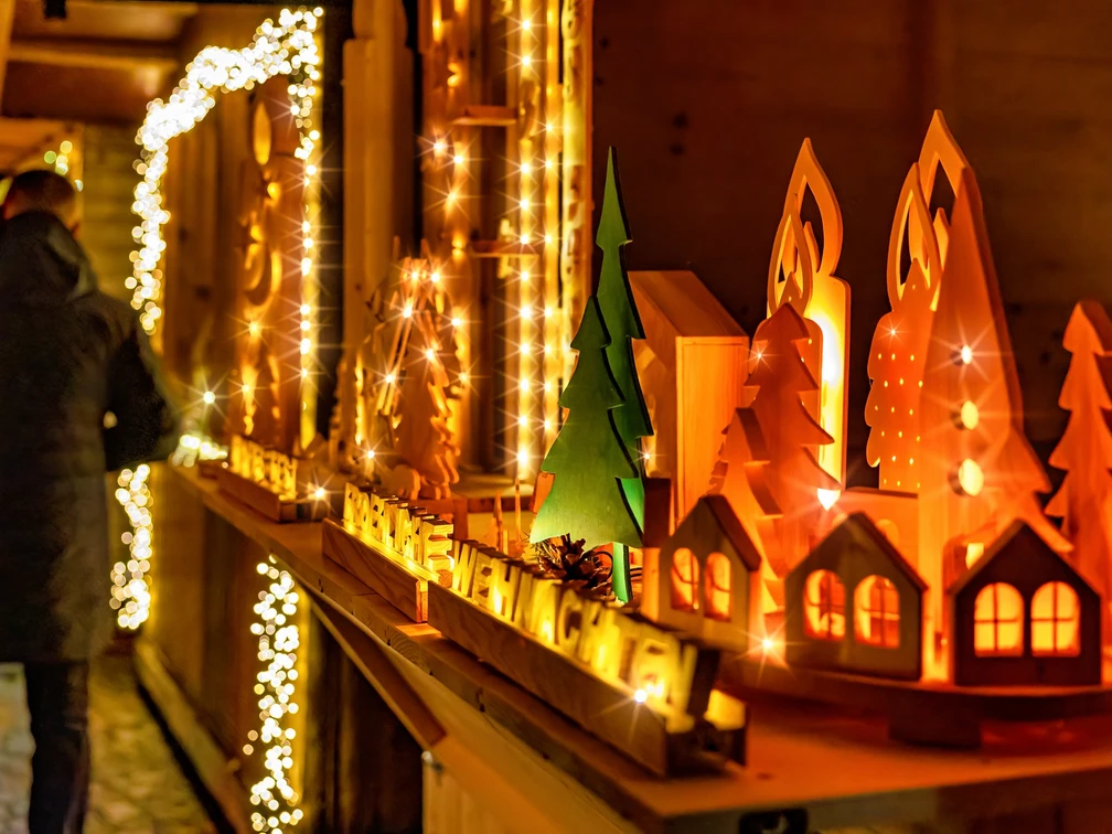 Extern - Freizeit, Kultur & Sport - Thorsten Schulze - Weihnachtsmarkt Diepholz 2023_klein.jpg Dekorationsartikel an einem beleuchteten Stand auf dem Weihnachtsmarkt